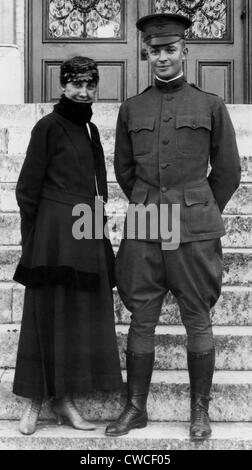 Mamie Eisenhower und Dwight Eisenhower. Sie sind auf den Stufen der St. Louis Hall, St. Marys University, San Antonio, Stockfoto