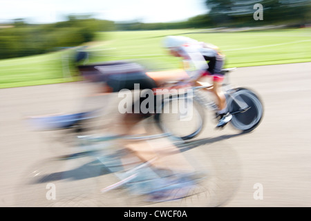 Konkurrenz nimmt Teil in das 20km-Zeitfahren während der Bike Blenheim Palace Festival in Woodstock, in der Nähe von Oxford Stockfoto