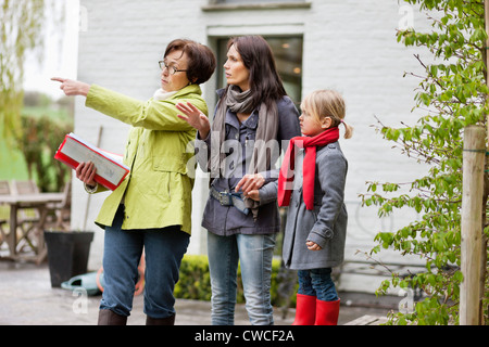 Real Estate Agent zeigt Frau ein Haus Stockfoto