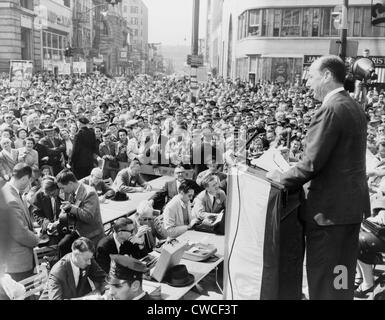 1956 demokratischen Präsidentschaftskandidaten Adlai Stevenson, im Gespräch mit einer Menschenmenge in Paterson, New Jersey. Auch nach seiner zweiten Niederlage Stockfoto