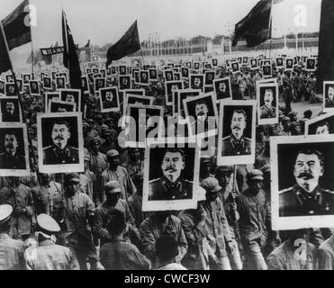 Joseph Stalin in Rotchina gefeiert. Chinesischen Demonstranten mit Plakaten, Porträt von Stalin am ersten Jahrestag von der Stockfoto