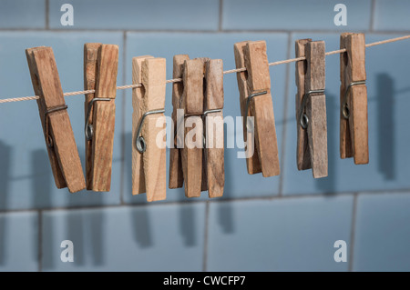 Alten, hölzernen Wäscheklammern hängen auf einer Linie im Innenbereich Stockfoto