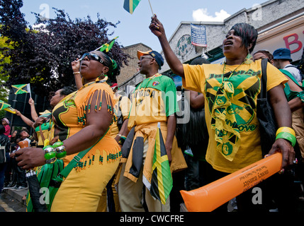 Tanzen und feiern in den Straßen von Brixton während jamaikanische Festivals. Stockfoto