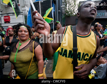 Tanzen und feiern in den Straßen von Brixton während jamaikanische Festivals. Stockfoto