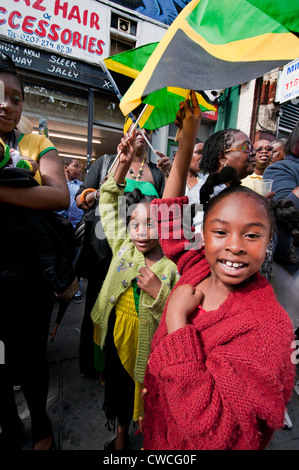 Kinder feiern bei jamaikanischen Feierlichkeiten in Brixton Stockfoto