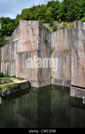 Der verlassene rote Marmorsteinbruch Carrière de Beauchâteau in Senzeille in den belgischen Ardennen, Namur, Wallonien, Belgien Stockfoto