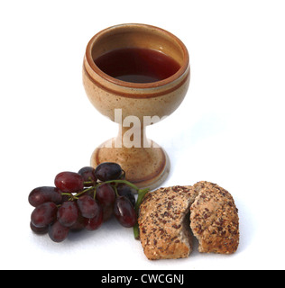 Keramik Tasse, Brot, Trauben. Isoliert auf weiss Stockfoto