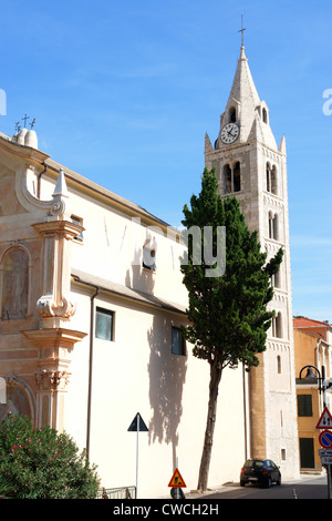 Kirche in Finalpia: Chiesa zweibogigen Benedettina "Nostra Signora Assunta" di Finale Ligure Pia Con Campanile Secolo XII Stockfoto