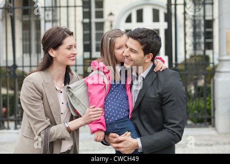 Mädchen küssen ihr Vater Stockfoto