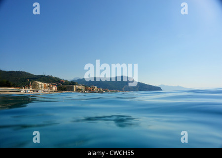 Strand von Finale Ligure / Finalpia an der italienischen Riviera Stockfoto