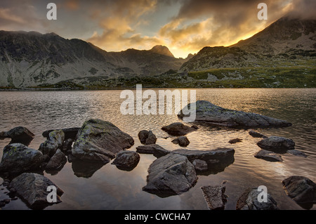 Sonnenuntergang am Bucura See, Nationalpark Retezat, Rumänien Stockfoto