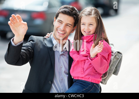 Mann und seine Tochter Händen winken Stockfoto