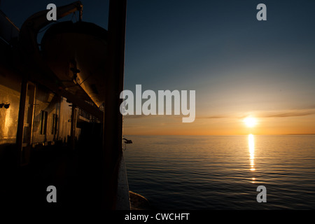 Ruhige See und schönen Sonnenuntergang gesehen von einer Kreuzfahrt Fähre die Ostsee Stockfoto