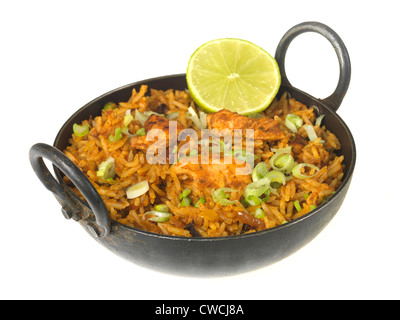 Authentische indische oder asiatische Stil würzigen bunten Chicken Tikka Biryani, vor einem weißen Hintergrund isoliert, mit einen Freistellungspfad, kein Volk Stockfoto