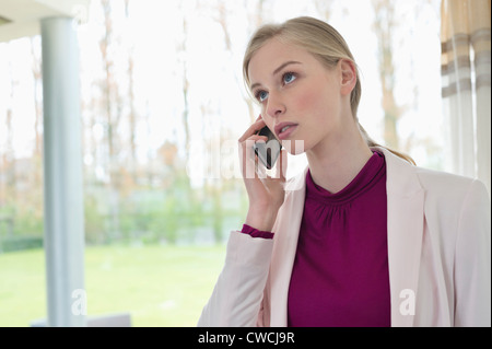 Geschäftsfrau, telefonieren mit einem Handy Stockfoto