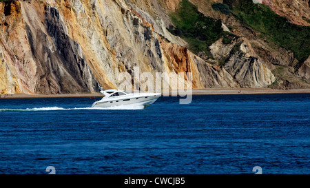 Fairline TARGA 44 Kreuzer geht vor dem farbigen Sand der Alum Bay Isle Of Wight Stockfoto