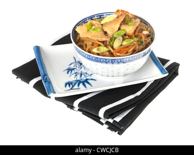 Authentischen Chinesischen oder asiatischen Stil bunte Leckere Stir-Fried Huhn Chow Mein, isoliert gegen den weißen Hintergrund, mit einen Freistellungspfad, kein Volk Stockfoto