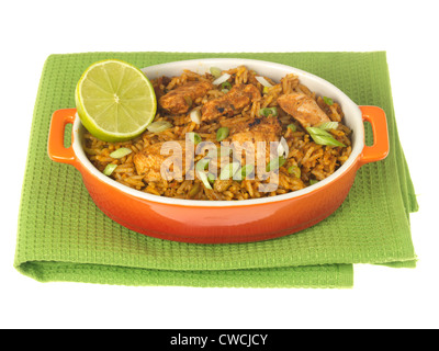 Authentische indische oder asiatische Stil würzigen bunten Chicken Tikka Biryani, vor einem weißen Hintergrund isoliert, mit einen Freistellungspfad, kein Volk Stockfoto