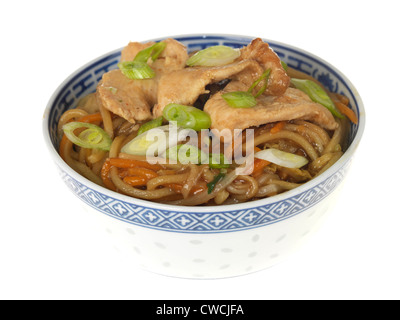 Authentischen Chinesischen oder asiatischen Stil bunte Leckere Stir-Fried Huhn Chow Mein, isoliert gegen den weißen Hintergrund, mit einen Freistellungspfad, kein Volk Stockfoto
