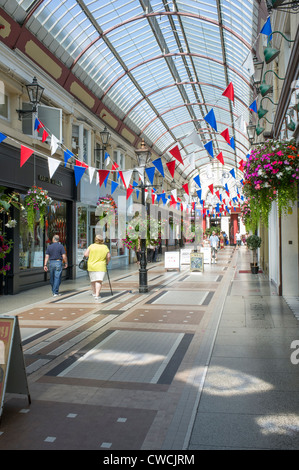 Viktorianischen Einkaufspassage mit Käufern und roten weißen und blauen Bunting in Bournemouth-Dorset UK Stockfoto