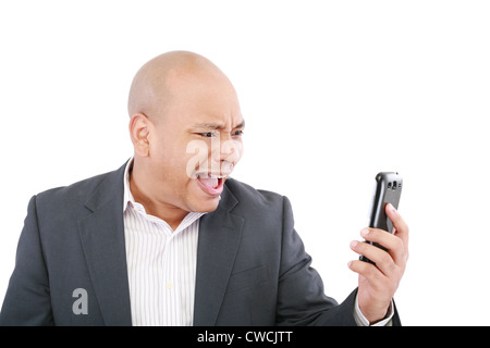 Wütend Geschäftsmann schreiend auf Mobile Handy, Porträt von jungen hübschen Geschäftsmann isoliert auf weißem Hintergrund, Konzeptionierung Stockfoto