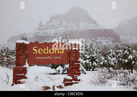 Winter Schnee auf dem Willkommensschild, Sedona, Arizona. Stockfoto