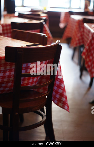 Leere Tische mit roten prüfen Tischdecken in ein amerikanisches Restaurant Stockfoto