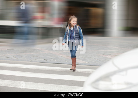 Schulmädchen beim Überqueren einer Straße Stockfoto
