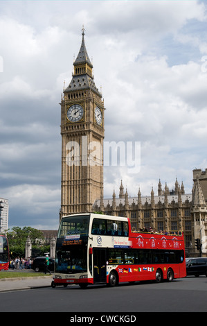 Ein offener Bus betrieben von Arriva The Original Tour betritt Parliament Square mit den Houses of Parliament im Hintergrund Stockfoto