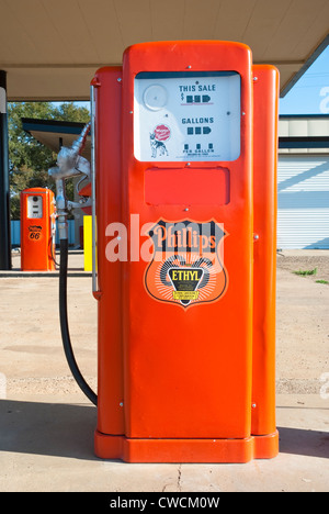 Eine orange Zapfsäule an der alten Route 66 zeigt das Phillips 66-Logo. Stockfoto