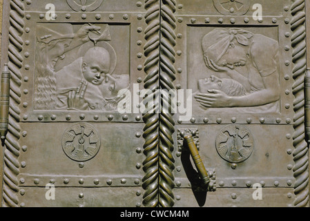 Metalltüren mit Reliefskulptur auf die 1903 gelegen Juselius-Mausoleum in Pori, Finnland Stockfoto