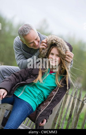 Mann mit seiner Tochter in einer farm Stockfoto