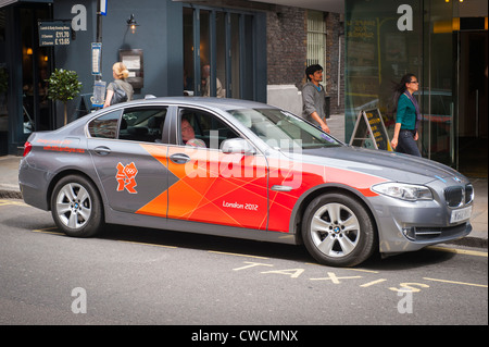 London St Martins Lane Olympischen Winterspielen BMW VIP-Höflichkeit Wagen mit Chauffeur Fahrer schlafen beim Warten auf die Bahn Passagier street scene Stockfoto