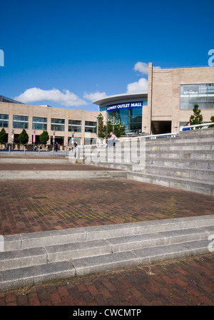 Der Platz vor dem Eingang zu der Lowry Outlet Mall in Salford Quays in der Nähe von Manchester in England, UK Stockfoto