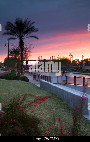 Der Riverwalk Bereich von Scottsdale, Arizona. (Modell freigegeben) Stockfoto