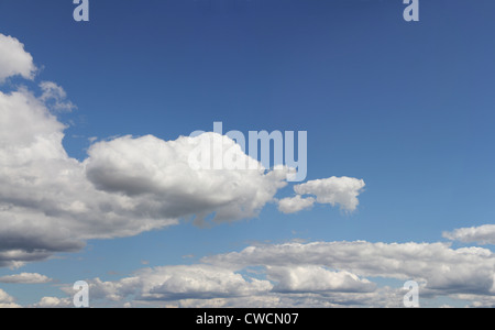 Große weiße Wolken am blauen Himmel Sommer Stockfoto