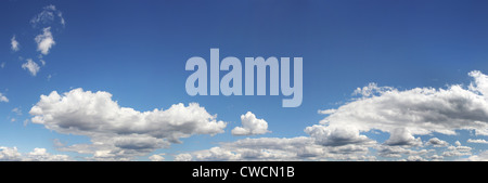 Große weiße Wolken am blauen Himmel Sommer Stockfoto