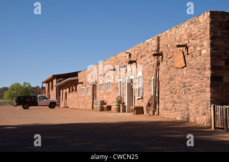 Elk288-1148 Arizona, Hubbell Trading Post National Historic Site, Handelsposten Fassade mit weißen LKW Stockfoto