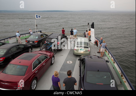 Essex, New York - Autos und Passagiere von Charlotte, Vermont, Essex, New York auf dem Lake Champlain Autofähre. Stockfoto