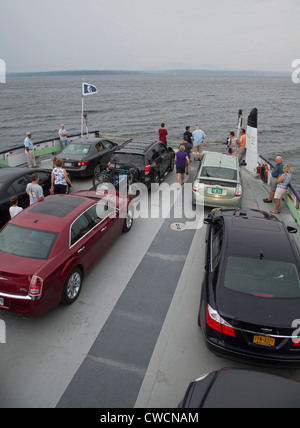 Essex, New York - Autos und Passagiere von Charlotte, Vermont, Essex, New York auf dem Lake Champlain Autofähre. Stockfoto