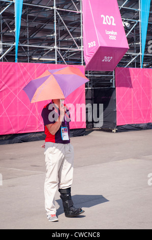 London Stratford Olympic Park freiwillige Helfer Mitarbeiter Spiele Teekocher Sonnenschirm Sonnenschirm Bein 2012 in Schwarz fuss Boot Strebe Stockfoto