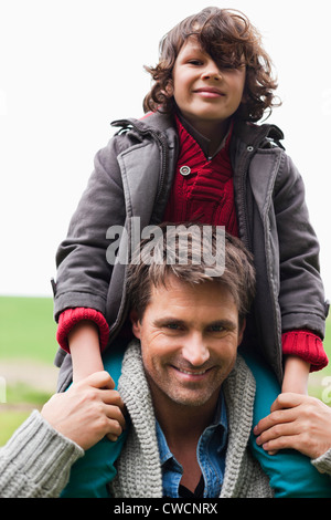 Mann, der seinen Sohn auf den Schultern trägt Stockfoto