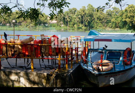 Speed-Boot und Schwimmwesten auf Floating Boat Jetty Veli Tourist Village in Kerala Indien Stockfoto