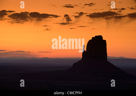 Elk288-1357 Arizona, Monument Valley Navajo Tribal Park, Sonnenaufgang über die Handschuhe Stockfoto