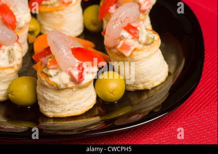 Vol au Öffnungen gefüllt mit Käse und frische Garnelen Stockfoto