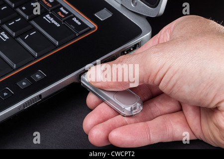 Hand-Computer USB-Stick einlegen Stockfoto