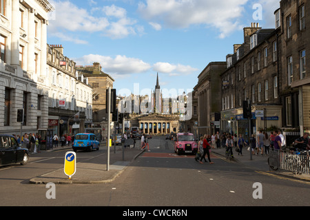 blickte Hanover Street von George Straße Neustadt in die Altstadt Edinburgh Schottland Großbritannien Vereinigtes Königreich Stockfoto