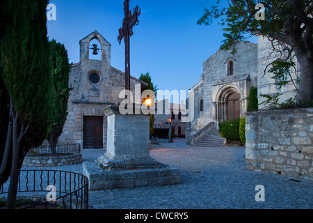 Schmiedeeisernen kreuzen sich am Place de Saint-Vincent, Les Baux de Provence, Frankreich Stockfoto