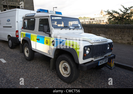 britische Armee Militär Polizei Landrover Streifenwagen mit Battenburg Markierungen Edinburgh Schottland Großbritannien Vereinigtes Königreich Stockfoto