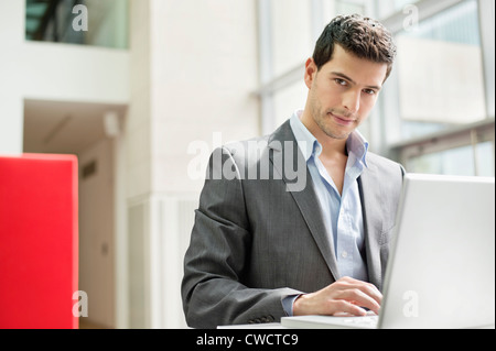 Unternehmer, die auf einem Laptop in einem Büro arbeiten Stockfoto